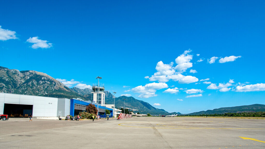 Avion s putnicima iz Srbije pretresen u Tivtu: Nezvanično, grupi zabranjen ulazak zbog EU samita