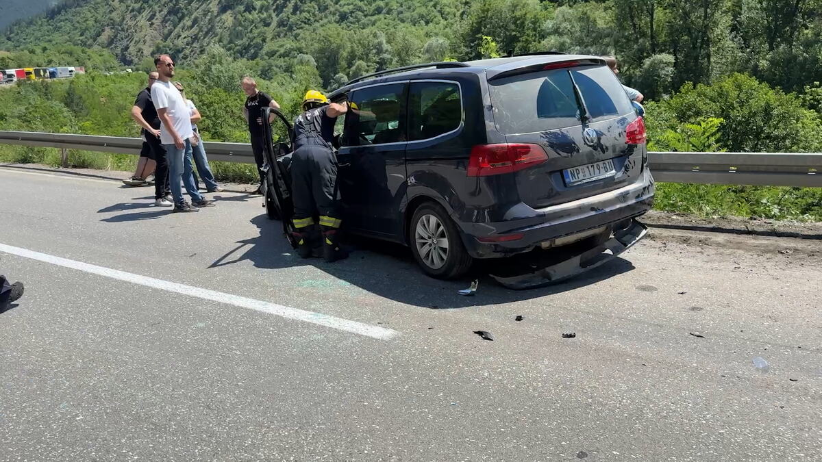 SMRSKANA VOZILA, U JEDNOM BEBA OD 15 DANA! Teška saobraćajka na Ibarskoj magistrali: Saobraćaj obustavljen, više povređenih (FOTO)