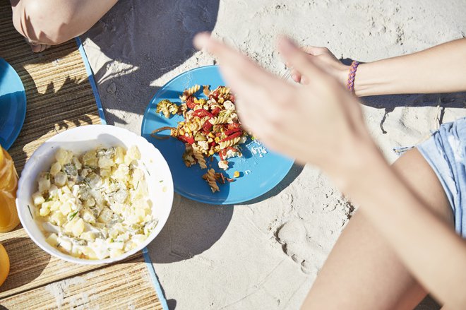 Ste ravno na počitnicah? Izvolite trike za sendviče in prigrizke, ki zdržijo vročino na plaži