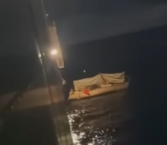 ISPLIVAO SAM, A ONDA JE USLEDIO HOROR! Jedriličar proveo mesec dana na Tihom okeanu: Pukao mu jarbol, ostao bez hrane i vode, preživeo zahvaljujući KESAMA!