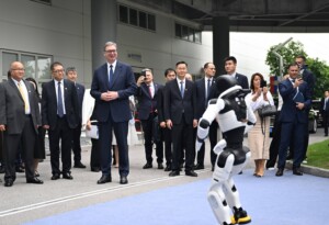 Kineski roboti i dužnici režima