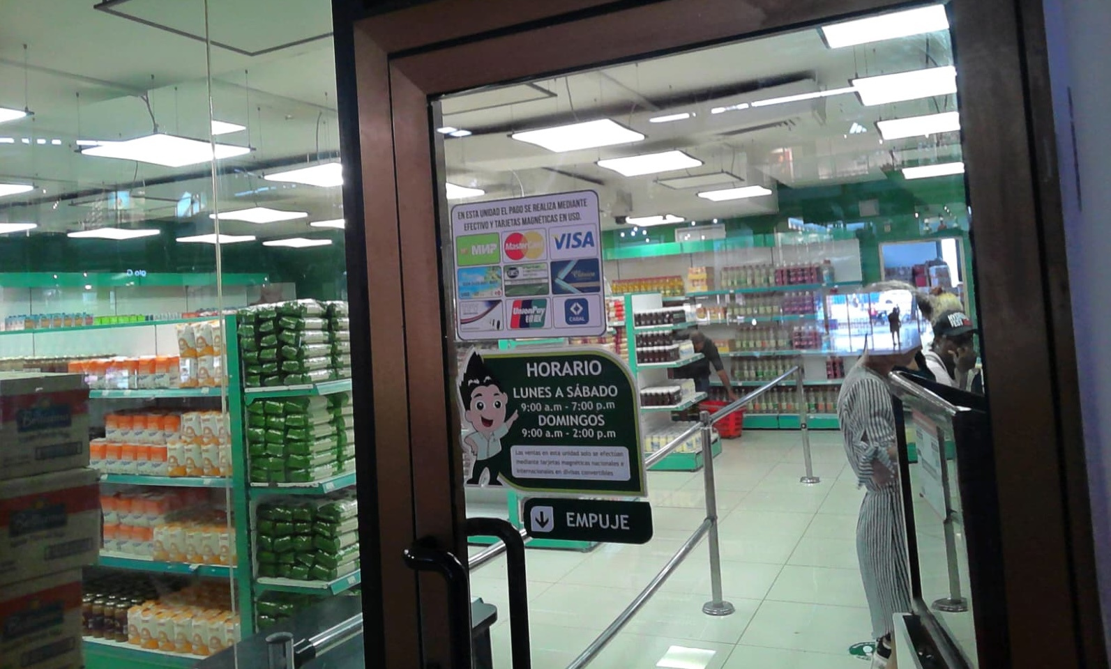 En la Plaza de Carlos III aún exhiben los carteles en las puertas de que se puede pagar con Visa y Mastercard, pero ya no es posible.
