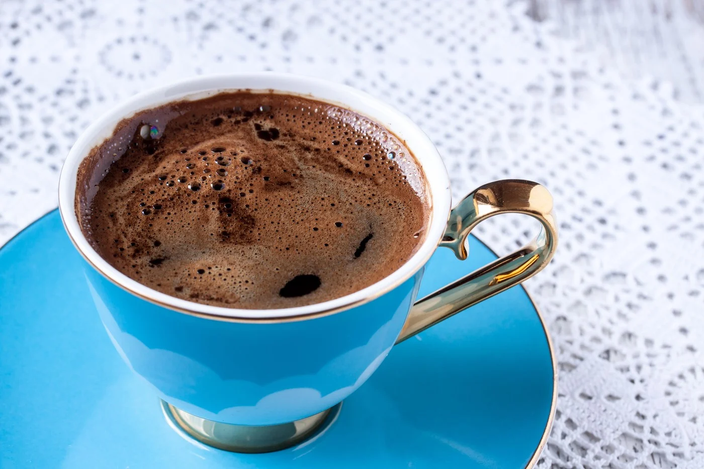 Koliko kašičica kafe treba staviti u džezvu? Pravi odnos za savršenu tursku kafu