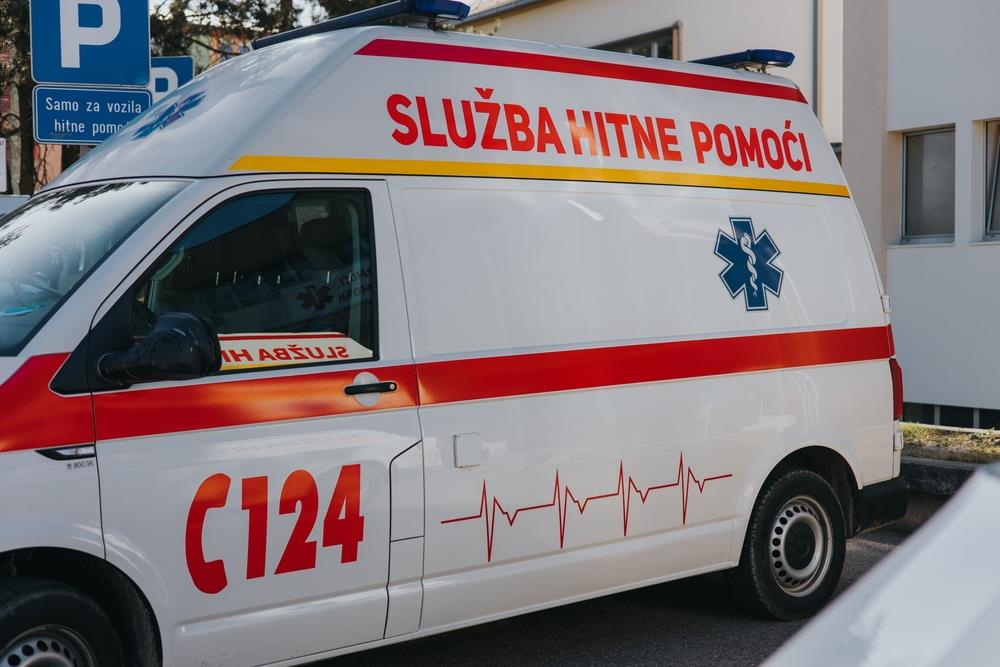 TRAGEDIJA U PRIJAKOVCIMA! TROJE POGINULO U  ŽESTOKOM SUDARU 4 AUTA: Ima i povređenih, svi na dijagnostici - policija i Hitna pomoć na terenu