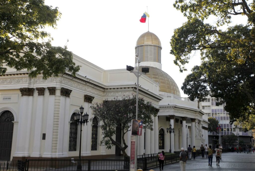 AN aprueba en primera discusión ley que abre el sector eléctrico a la inversión privada