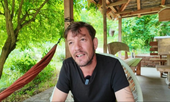 СУРОВА ИСТИНА ГЛУМЦА КОЈИ ЈЕ НАПУСТИО ЛОНДОН И ПРЕСЕЛИО СЕ У СРПСКО СЕЛО: „Овде се осећам као милионер“