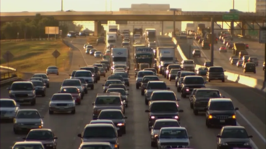 L.A. motorists keep driving despite soaring gas costs, data finds