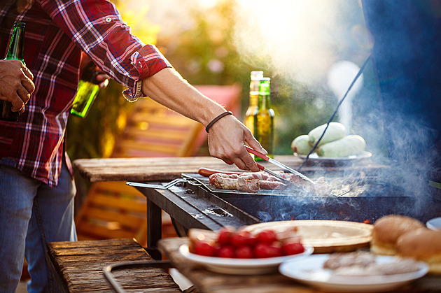 Mastná až blátivá, po přípravě ztvrdla. Ani vítěz testu grilovacích klobás neoslnil