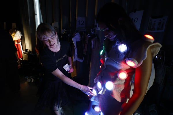 Backstage inför modeshowen: ”Pirrigt” 