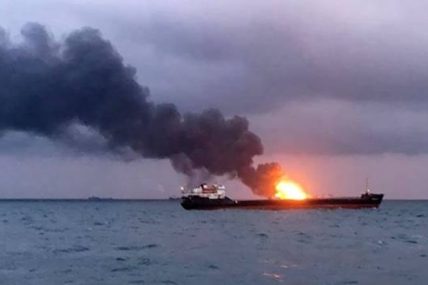 У берегов Румынии взорвался и горит газовоз