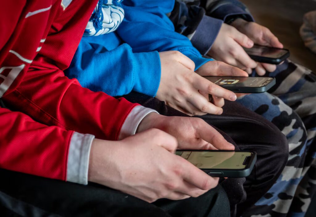 Francia instaura “mayoría digital” para prohibir las redes sociales a menores de 15 años