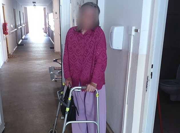 Známí ji poslali zkratkou, seniorka s chodítkem zabloudila až na čtyřproudovku