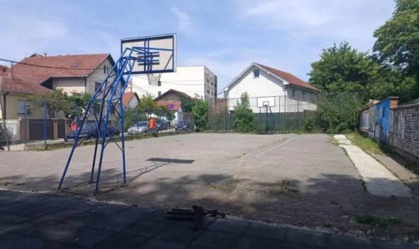 U toku rekonstrukcija sportskog terena na Maloj Vagi (FOTO)