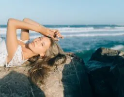 “Slani” sprej nije za svaki tip kose: kome daje savršene “beach” valove, a kome samo frizz