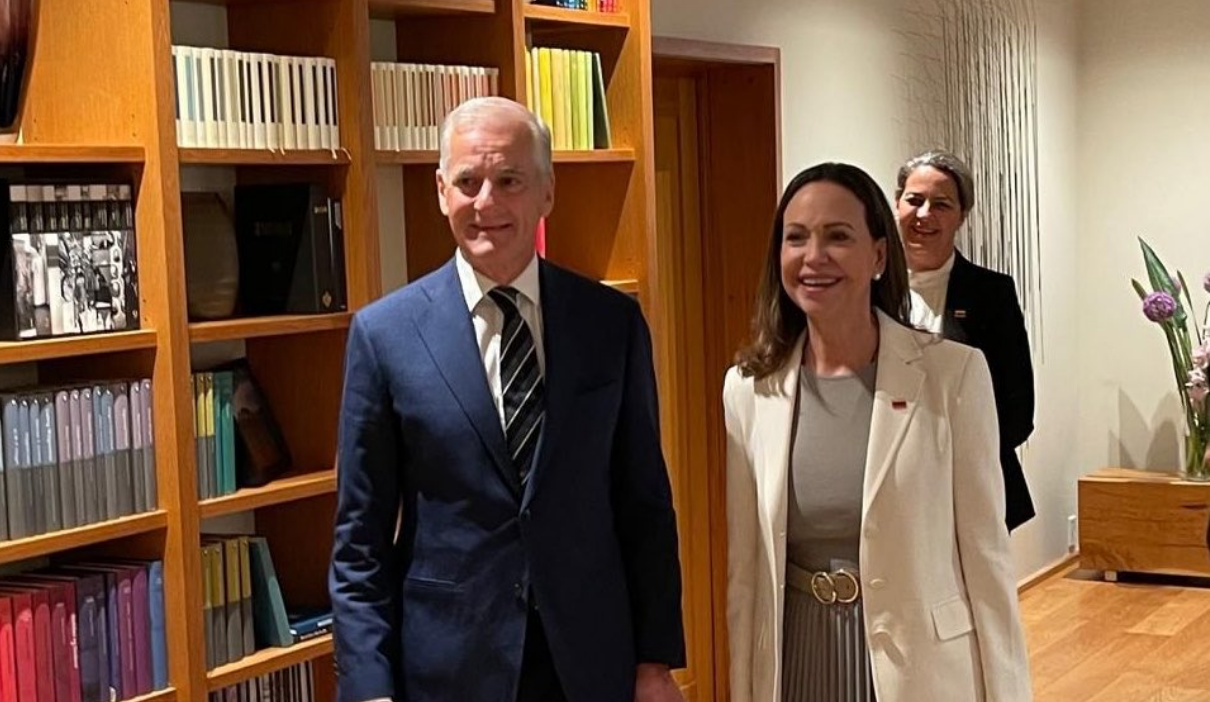 Jonas Gahr Støre con María Corina Machado este jueves en Oslo.