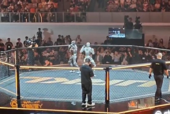 Roboti prvi put odmjerili snage u kavezu (VIDEO)