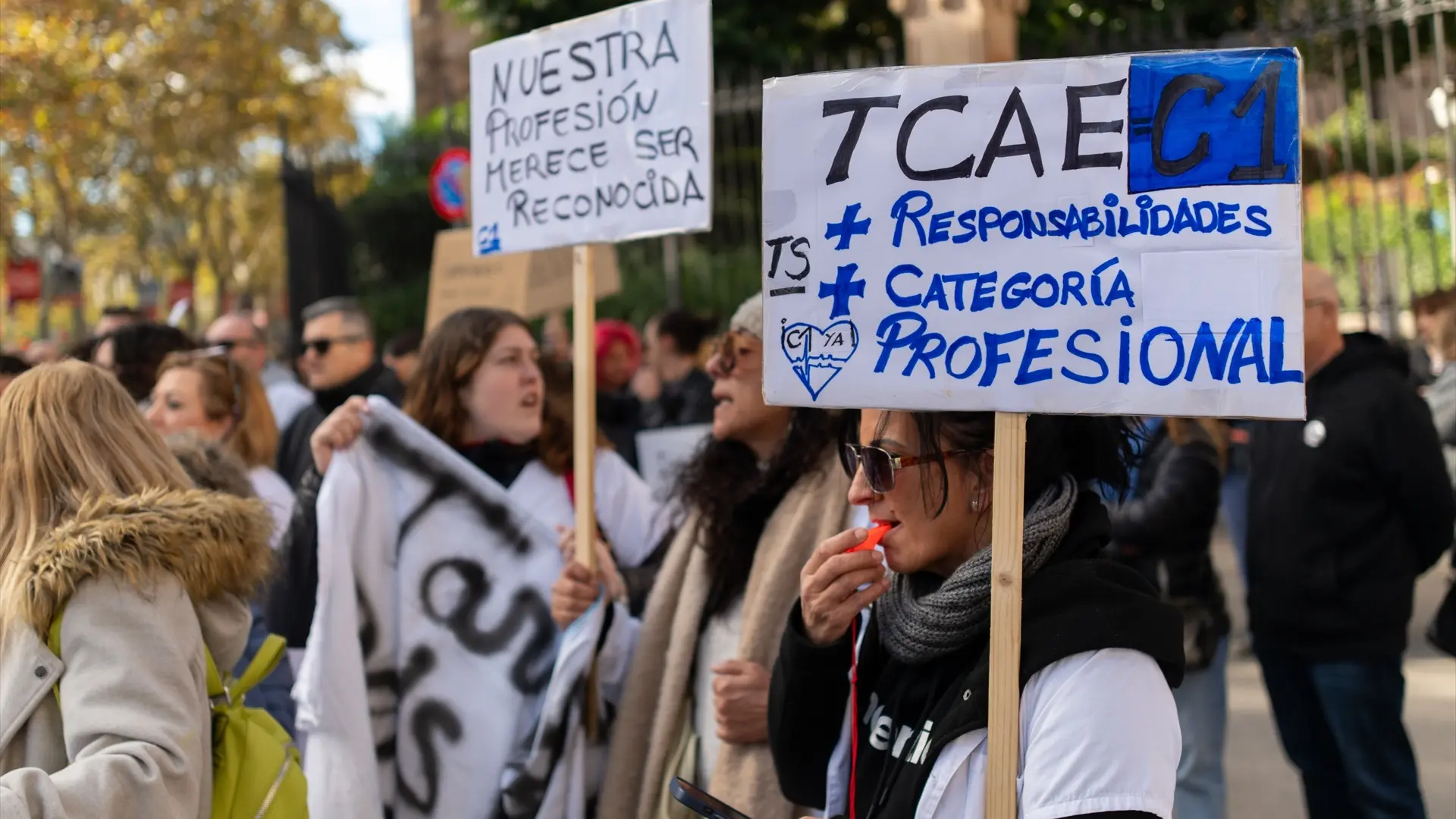 Bajos salarios y sobrecarga física lastran a las auxiliares de enfermería: hasta un 38% dimitiría si pudiera 