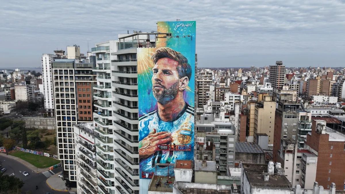 En plena definición del Mundial, el mural gigante de Messi vuelve a lucirse en Rosario: cuánto vale comprar un departamento en esa cuadra