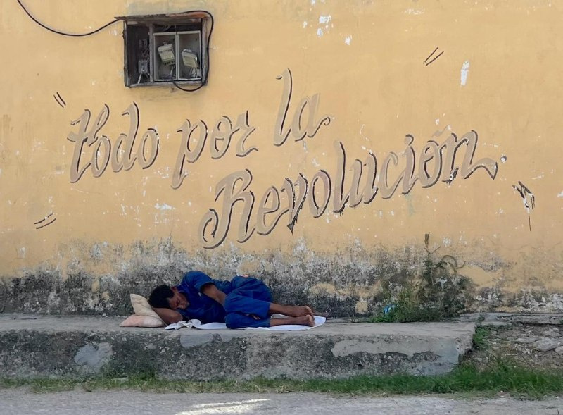 Un hombre descansa a la intemperie a una cuadra de la sede del Gobierno, en 24 de febrero.