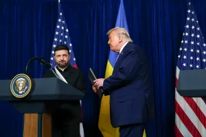 Zelenskiy diz ter discutido defesas aéreas e negociações de paz com Trump