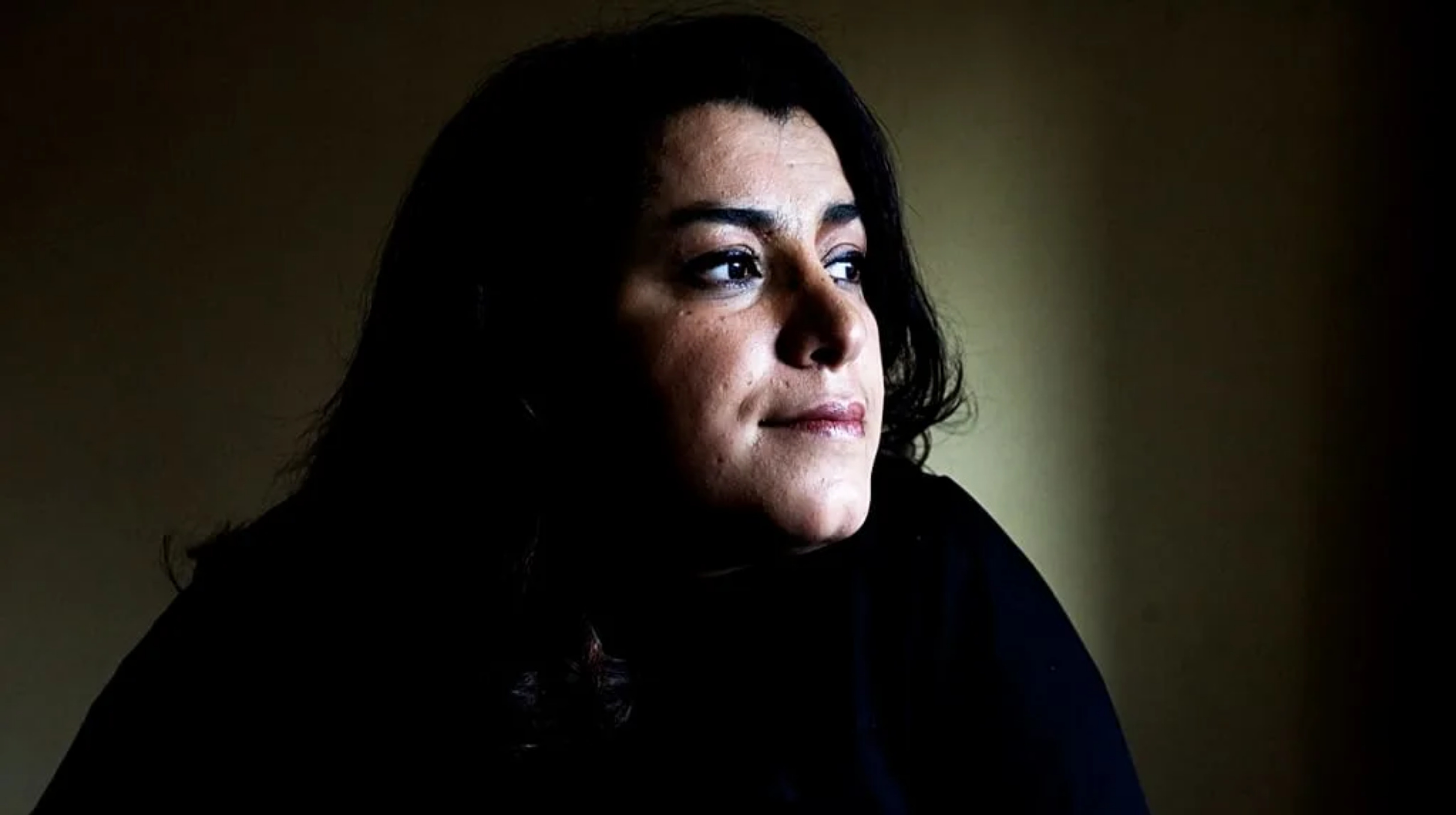 Nacida en Rasht, en el suroeste de Irán, el 22 de noviembre de 1969, Satrapi fue una firme crítica del régimen teocrático iraní.