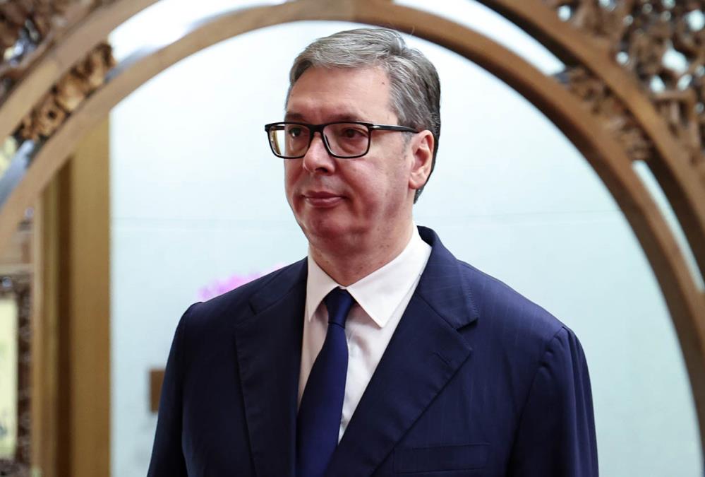 VUČIĆ IZJAVAMA "POČISTIO" ONE KOJI SU PLASIRALI BRUTALNE LAŽI Predsednik uprkos neprijateljskom okruženju otišao u Tivat i pokazao šta znači odgovorna politika