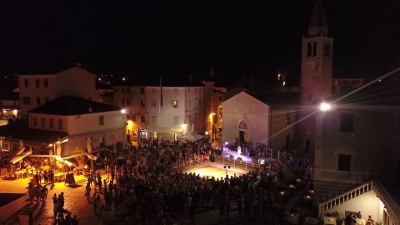 Ljeto u Fažani: Predstave 'Istrijan na Tinderu' i 'Komušanje mozga', koncert Daleke obale - ulaz besplatan