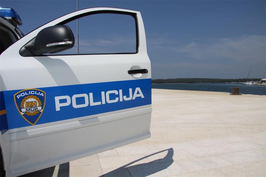 Nijemac "u godinama" udario u rampu pri izlasku iz turističkog naselja