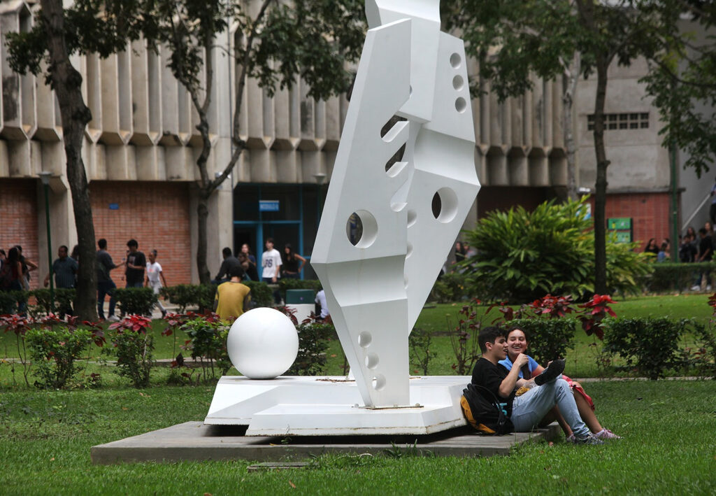 UCAB activa reglamento de «circunstancias excepcionales» y traslada clases a la virtualidad