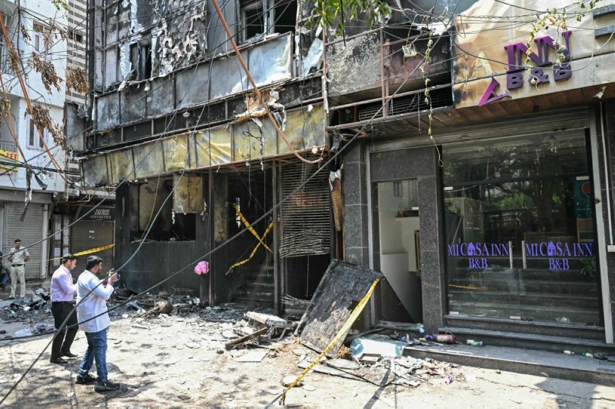 New Delhi hotel blaze kills 21, including foreigners
