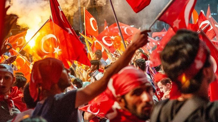 NOĆ KOJA JE PROMJENILA TURSKU: Kako je propali puč učvrstio Erdoğanovu vlast