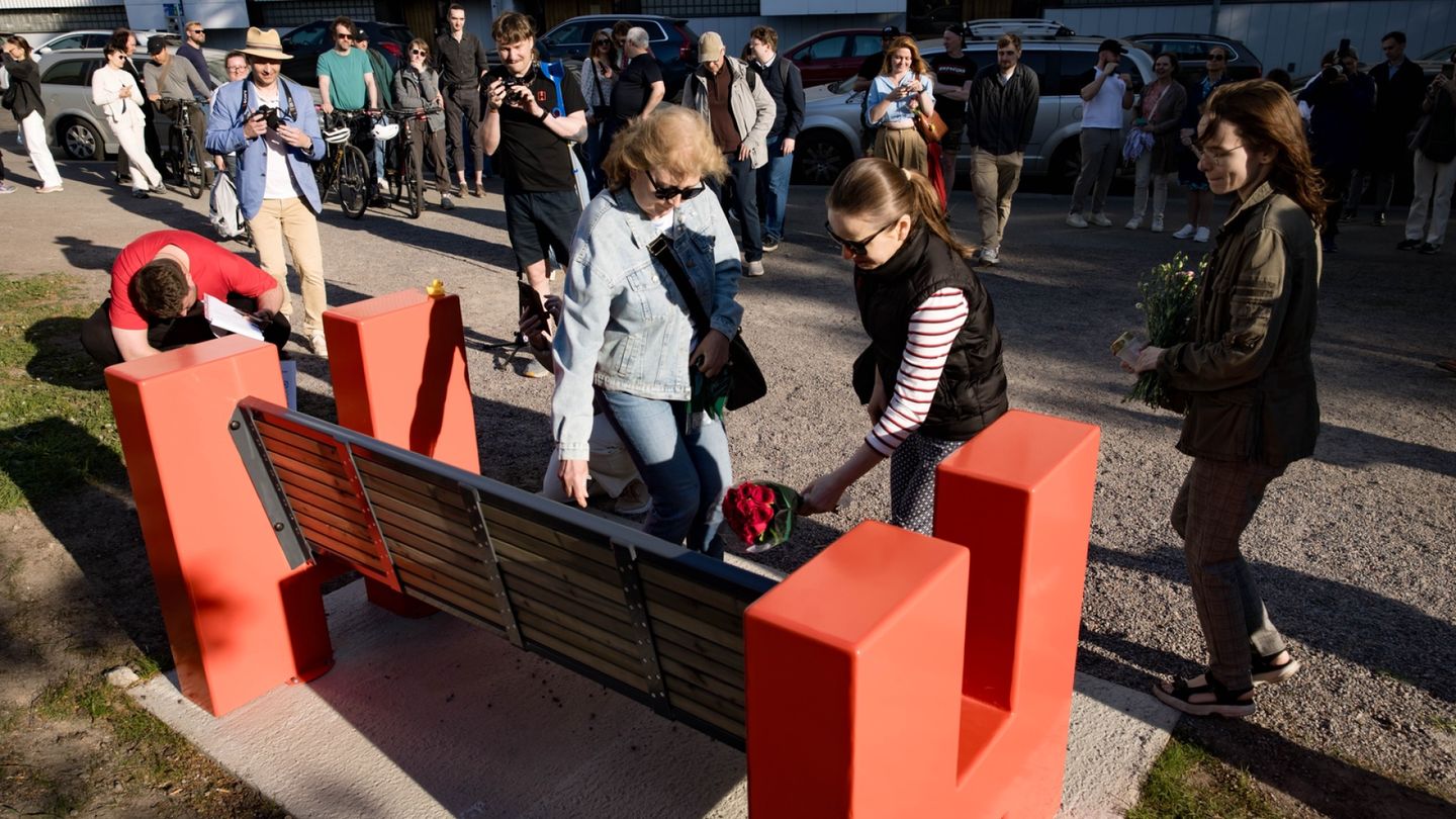 Helsinki | Venäjän suurlähetystön viereen tuli Aleksei Navalnyin muisto­merkki