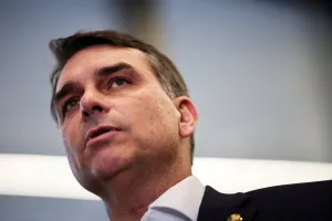 Flávio cita selo de acerto eleitoral proposto pelo TSE para criticar pesquisa Quaest
