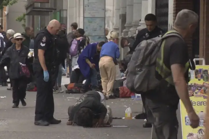 ‘Not putting up with this’: VPD directing drug users to overdose prevention sites