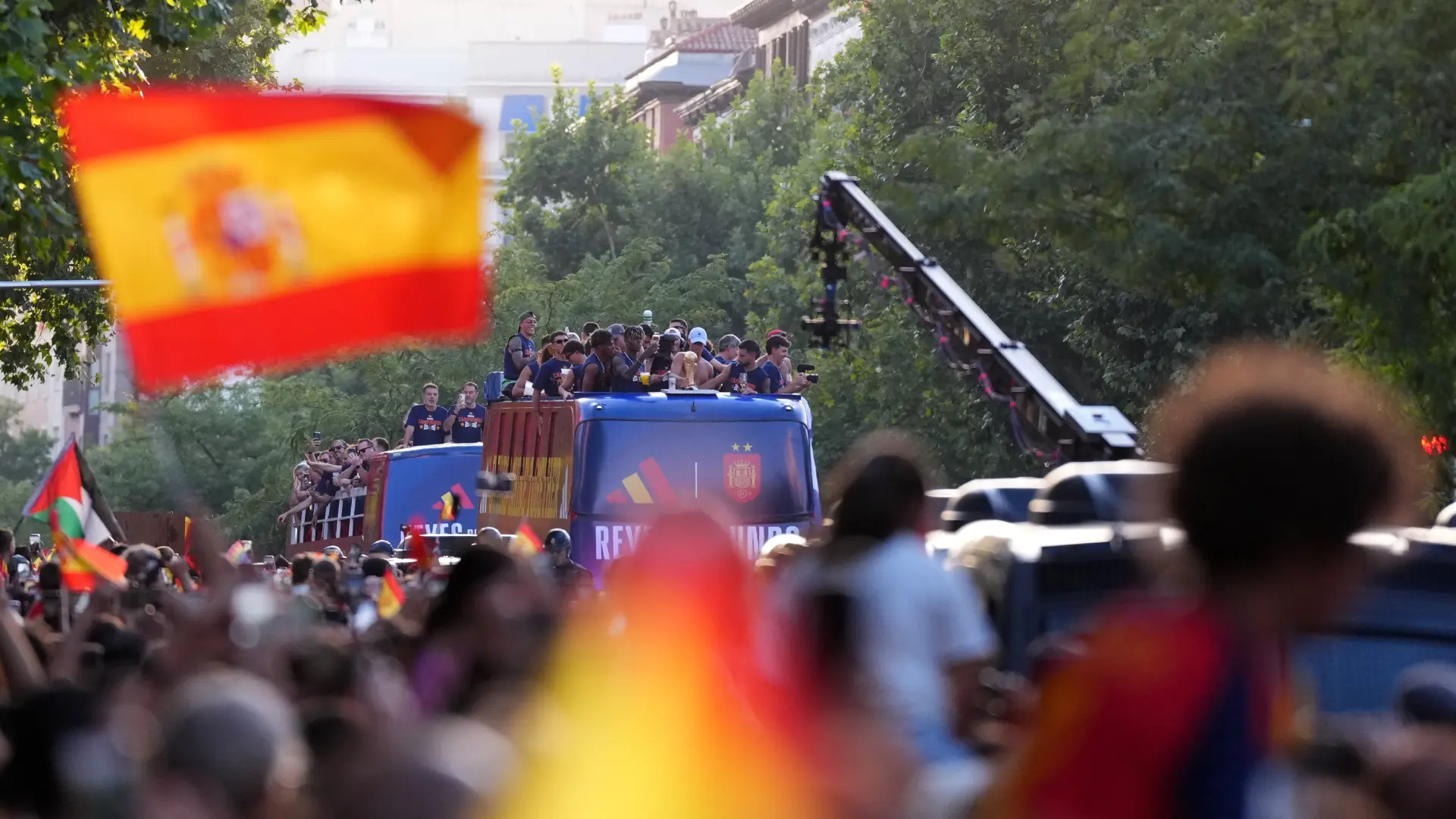  Fotogalería | Las mejores imágenes del recorrido que la selección ha hecho por las calles de Madrid 