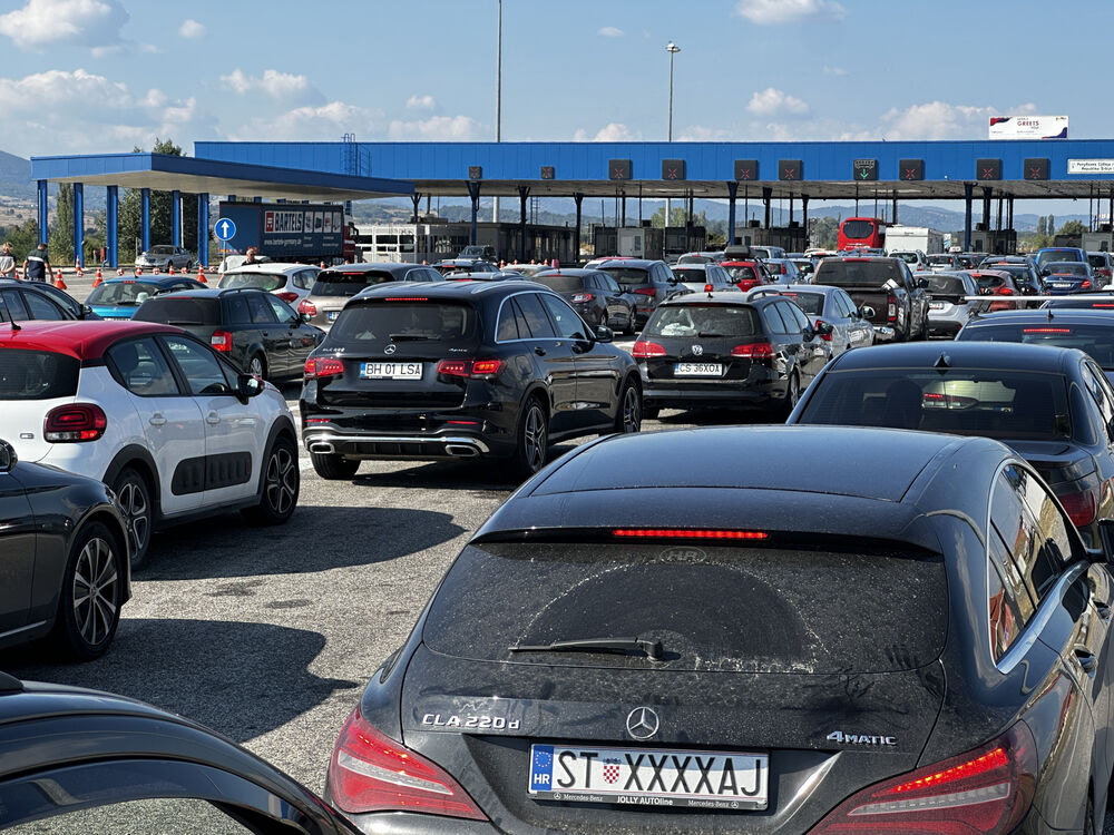 "Juče smo čekali od 06:50 i prošli tek u 12:25": Srbi "zarobljeni" u kilometarskim kolonama na Evzoniju