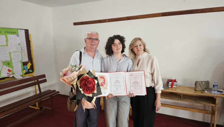 NAGRADE NAJUSPEŠNIJIM OSMACIMA U UGLjEVIKU: Sofija Vujević đak generacije