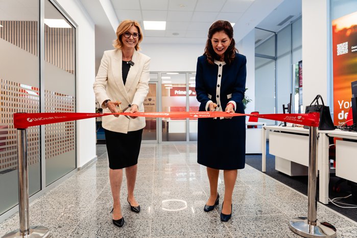 Într-o lume în care sucursalele bancare se închid, UniCredit deschide o sucursală nouă pe Calea Dorobanţi. Mihaela Lupu, CEO, UniCredit Bank: Noi suntem contra curentului pentru că vrem să ţinem interacţiunea umană