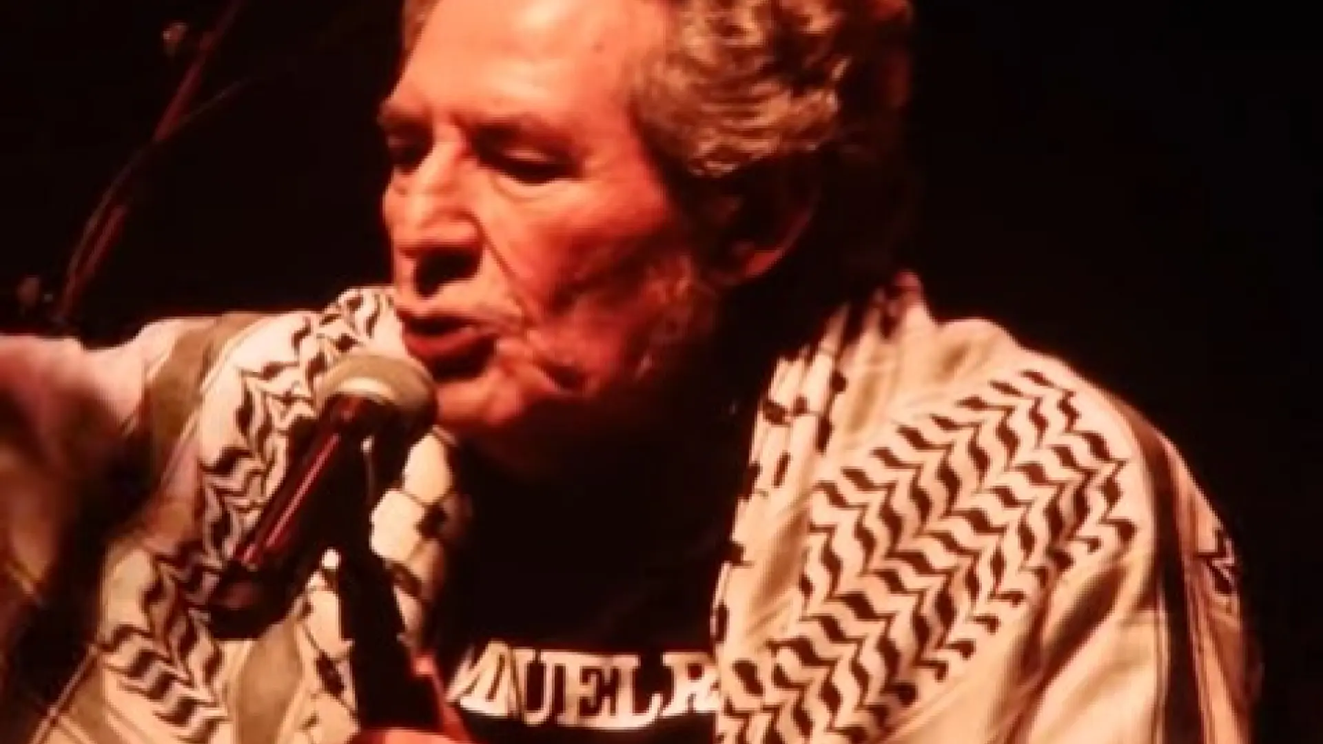  Miguel Ríos, increpado en un concierto tras ponerse un pañuelo palestino y hacer un alegato político 