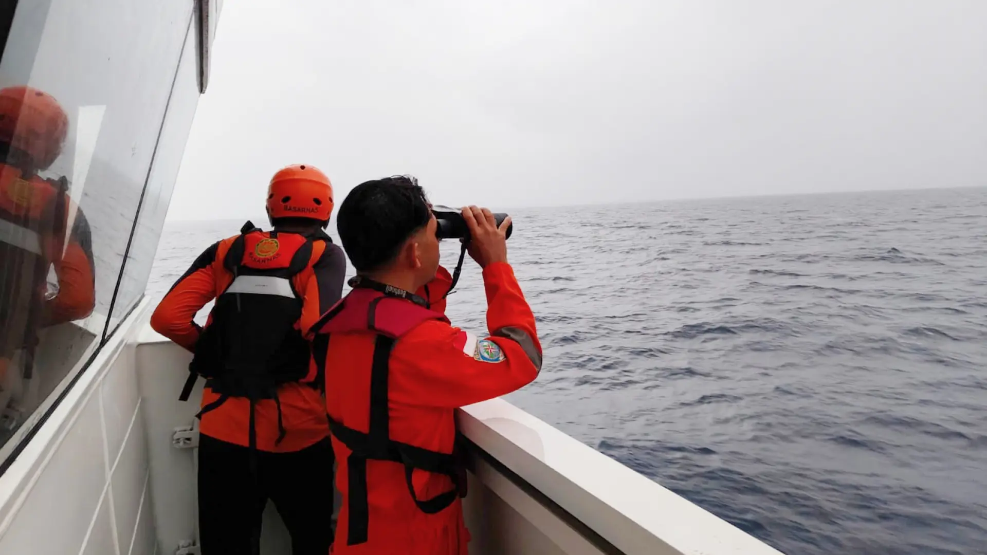  Rescatan con vida a una madre y a su hijo varados en una isla remota después del naufragio de un barco 