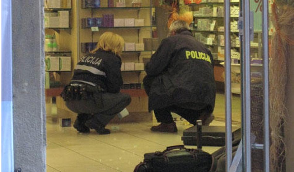 Vlom v Podbrdu, na kraj pa poslali policiste iz 54 kilometrov oddaljenega Bovca