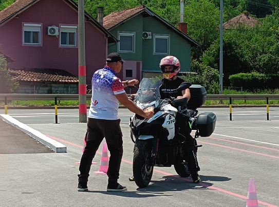 ODRŽAN MOTOTRENING NA POLIGONU U AVENIJI