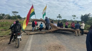 Guarayos: Bloqueo en Cerro Grande pone en riesgo cargamento de carne porcina