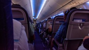 Jedan detalj koji putnici često ignorišu: Zašto se svetla u avionu prigušuju u ključnim trenucima leta