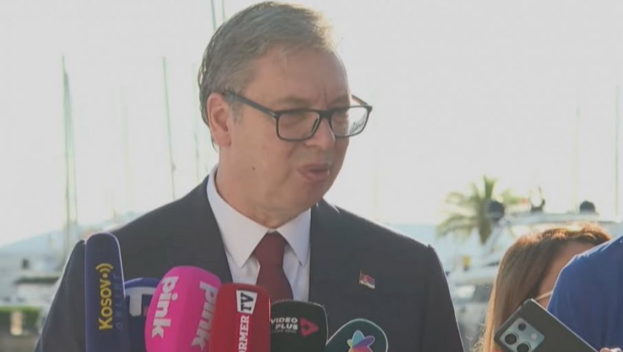 VUČIĆ PORUČIO GRAĐANIMA CG KOJI POZDRAVLjAJU NjEGOV DOLAZAK: Uvek ćemo se truditi da gradimo odnose sa braćom iz Crne Gore