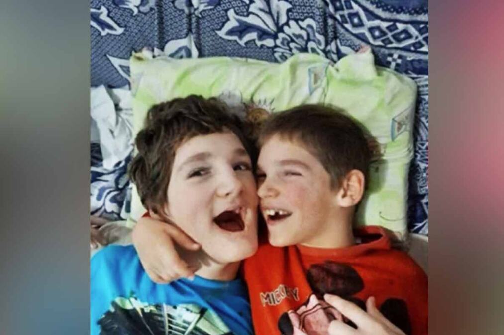 Srbijo, pomozi! Bogdan (19) i Pavle (10) svakodnevno vode tešku borbu - svaka pomoć im je dragocena (FOTO)

