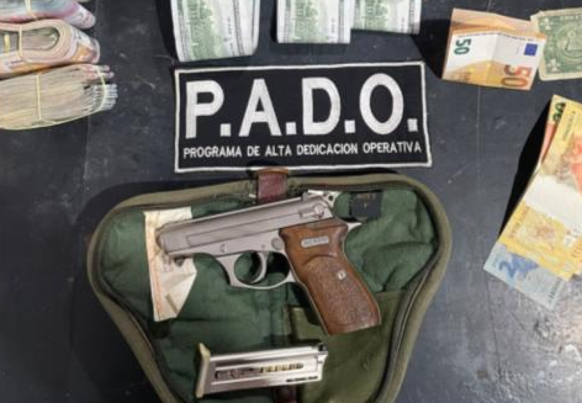 Hombre fue detenido en control de rutina: descubrieron que llevaba un arma y más de $ 2.000.000 en el auto