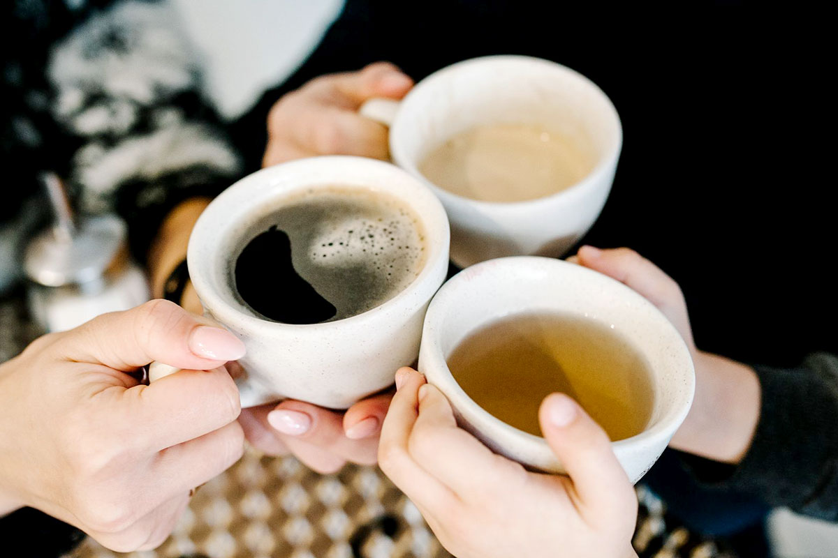 ¿Cuánto café es saludable tomar al día?
