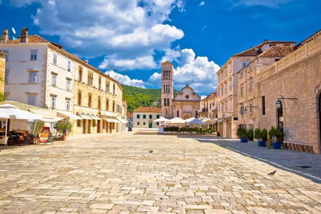 Obiteljski odmor na Hvaru: što vidjeti i raditi s djecom