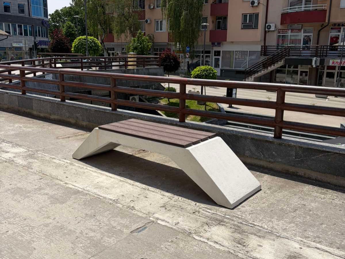 Nove klupe i kante za otpad na Trgu srpskih boraca i u Svetosavskoj ulici